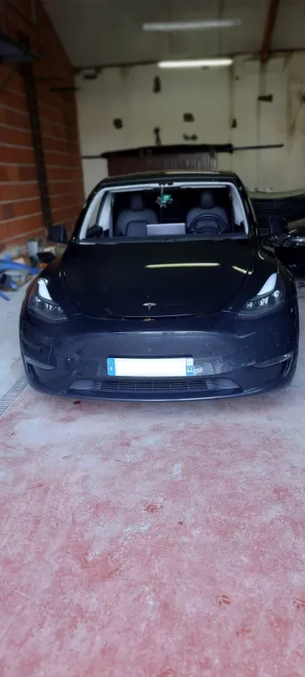 REMPLACEMENT DE PARE-BRISE TESLA ÀChris'Glass a effectué le remplacement d'un pare brise à domicile à La Chevrolière 44118 . Votre réparateur vitrage à domicile à la Chevroliére 44118  a réaliser le remplacement du pare brise de d' Alfa Roméo qui était fi, Saint-Philbert-de-Grand-Lieu, Chris Glass